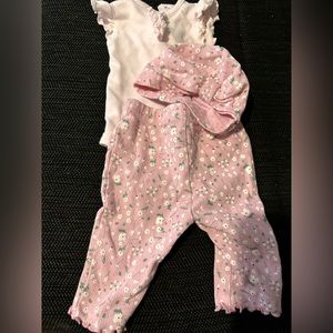 Girl floral 3-piece onesie set with hat. 0-3 months